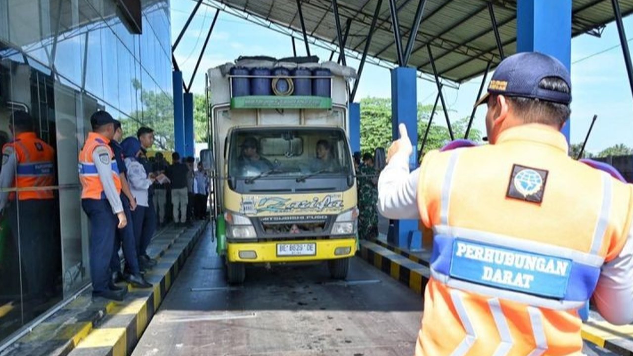 Menteri Perhubungan memastikan tidak ada pelarangan operasional truk barang untuk Lebaran 2025, namun dengan syarat wajib mematuhi aturan pembatasan yang telah ditetapkan pemerintah untuk keselamatan dan kelancaran arus mudik.