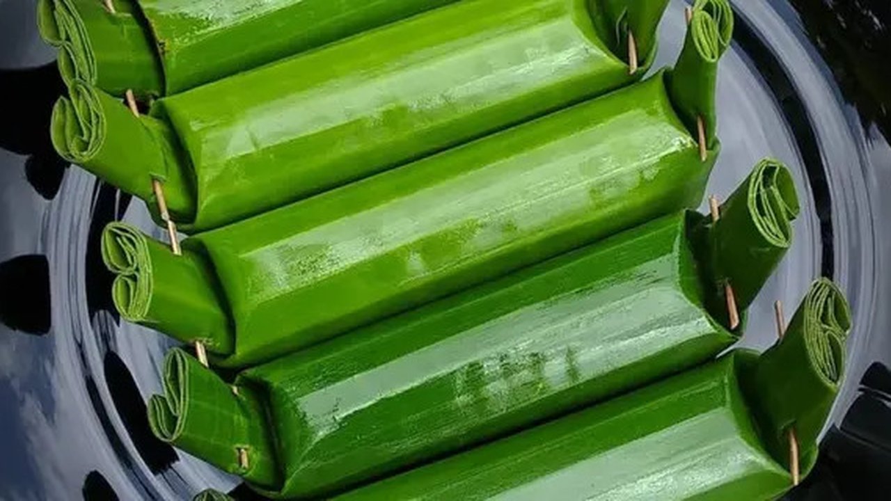 Tanpa Bahan Tambahan, Ini Cara Masak Lontong Daun Pisang Agar Awet dan Pulen (YouTube/ Yuna Fitrian)