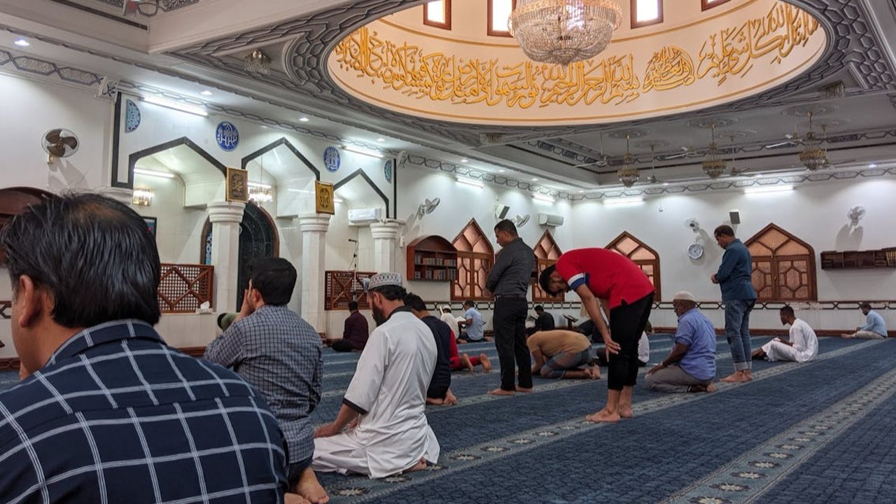 itikaf adalah Ilustrasi dibuat AI