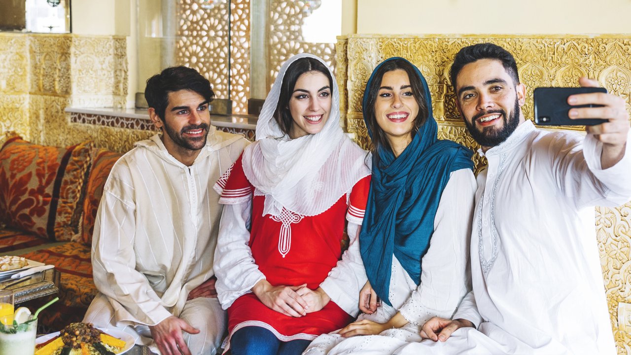 Ilustrasi Lebaran dengan teman. (Sumber: Freepik)