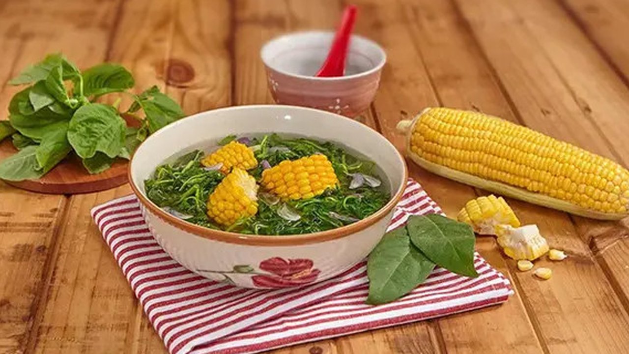Masak Sayur Bening dengan bayam, jagung manis dan Royco Kaldu Jamur.