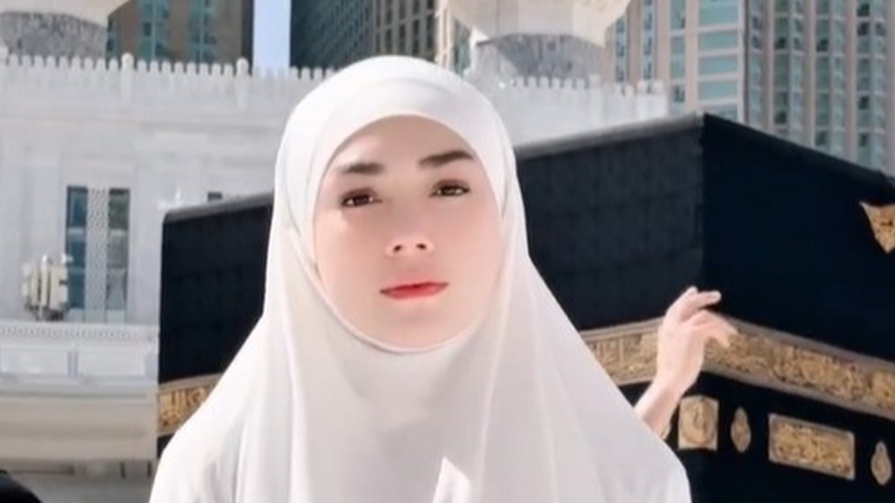 Meski Bercadar, Celine Evangelista Tetap Terlihat Cantik dan Anggun Pakai Gamis Putih saat Jalani Umrah Perdana