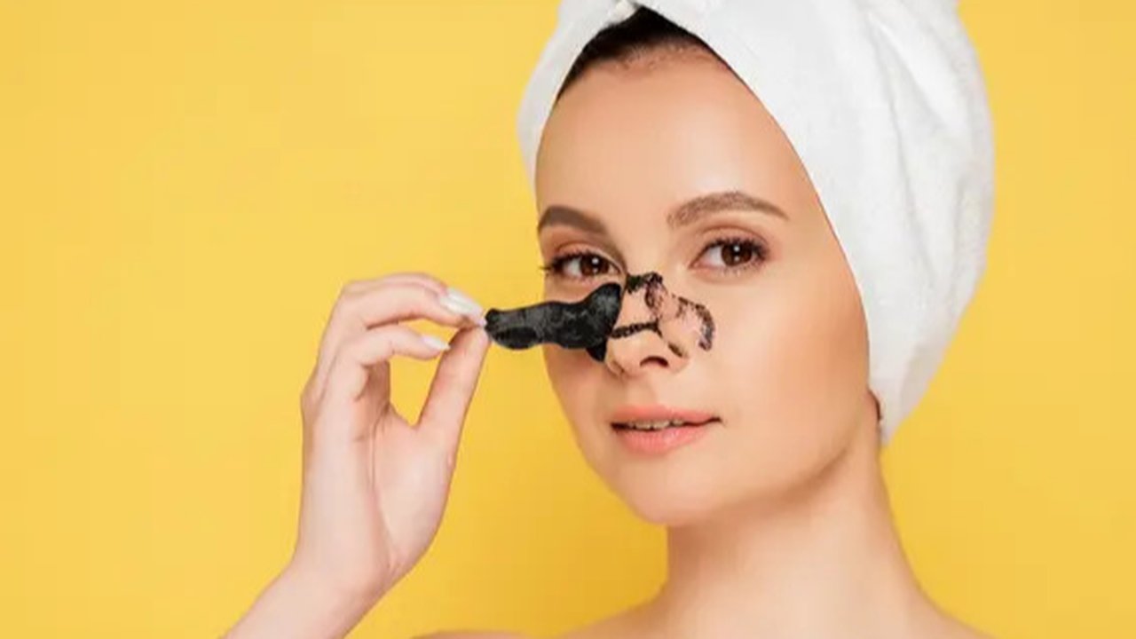 Ilustrasi membersihkan komedo. (Image by freepik)