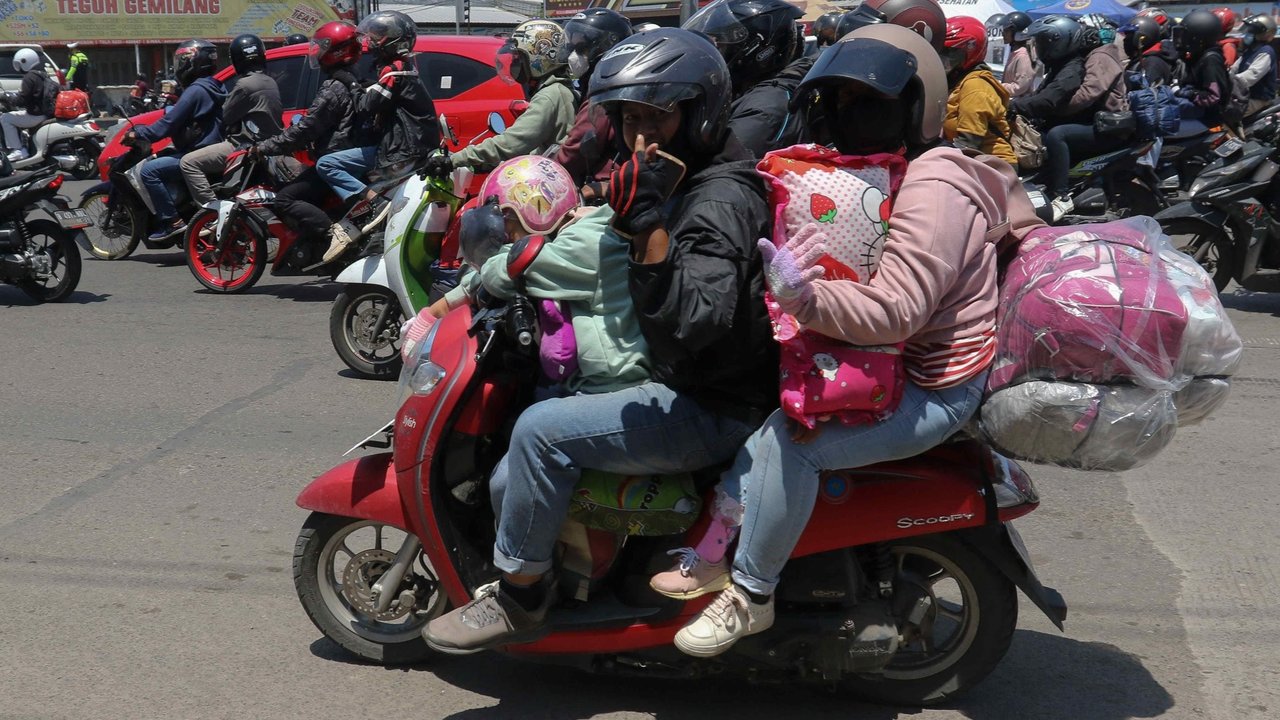 Sejumlah pemudik bersepeda motor melintas di Jalan Raya Brigadir Jend Darsono, Cirebon, Jawa Barat, Minggu (7/4/2024). Pada H-3 lebaran 2024, arus lalu lintas di jalur Pantura terpantau ramai lancar.