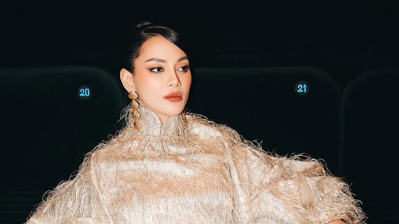 Potret Erika Carlina Hadir di Gala Premier Film 'PABRIK GULA', Oufitnya Keren dan Tak Pernah Gagal