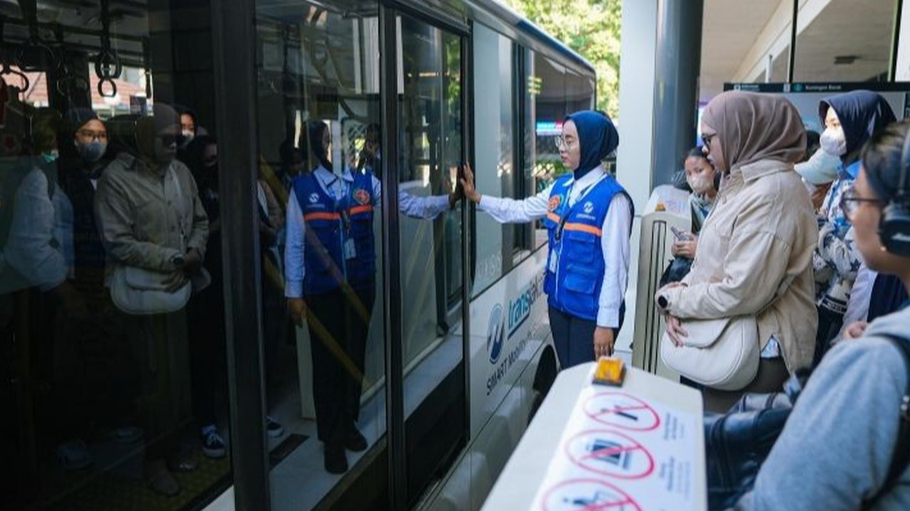 Transjakarta memperbolehkan penumpang berbuka puasa di dalam bus selama Ramadhan dengan durasi maksimal 10 menit setelah adzan Maghrib, namun tetap mengimbau untuk menjaga kebersihan dan ketertiban.
