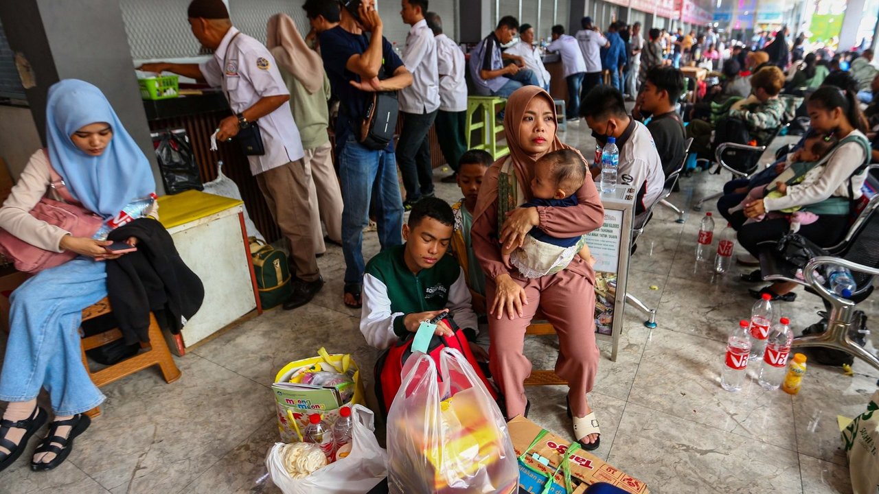 Calon penumpang yang hendak mudik saat menunggu keberangkatan dengan Bus AKAP di Terminal Kalideres, Jakarta Barat, Selasa (2/4/20024). Pemerintah meminta masyarakat agar mudik lebih awal seraya menghindari kepadatan puncak arus lalu lintas. Kementrian Perhubungan memprediksi puncak arus mudik lebaran 2024 terjadi pada empat hari sebelum lebaran atau pada 5 Maret 2024.Liputan6.com/Angga Yuniar