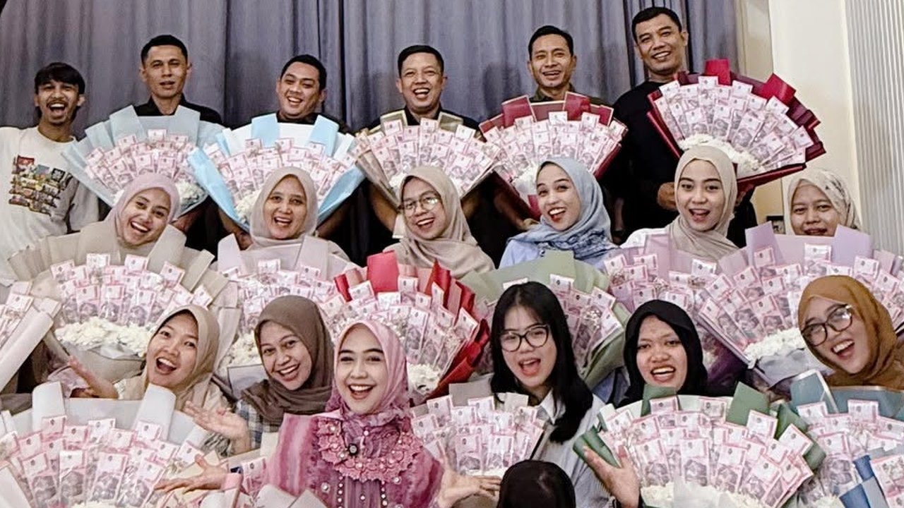 Cara Unik Ria Ricis Bagi THR ke Karyawan, Uang Dijadikan Buket