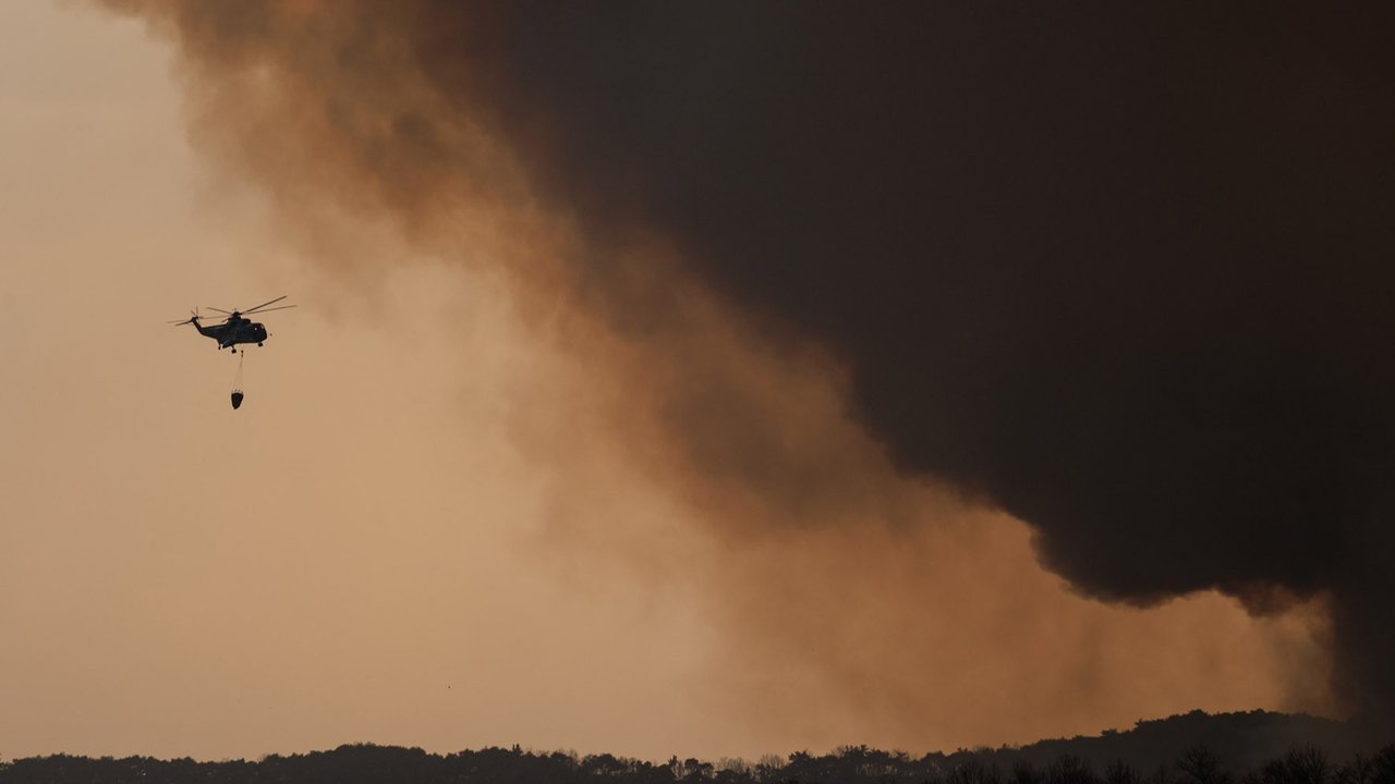 Helikopter melakukan pemadaman api saat kebakaran hutan di Uiseong, Korea Selatan (24/03/2025).