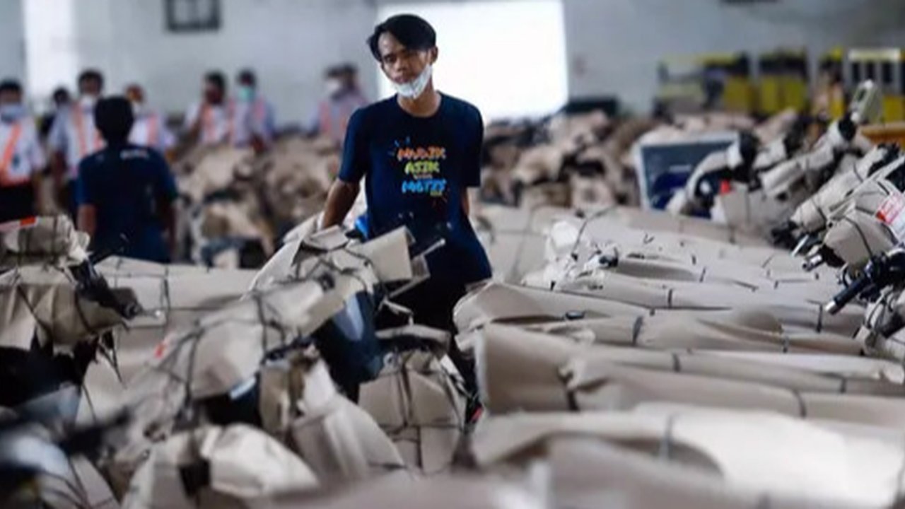 Program ini menyediakan jasa pengiriman sepeda motor gratis bagi pemudik yang pulang ke kampung halaman menggunakan transportasi umum dengan kuota sebanyak 10.440 sepeda motor hingga 20 April