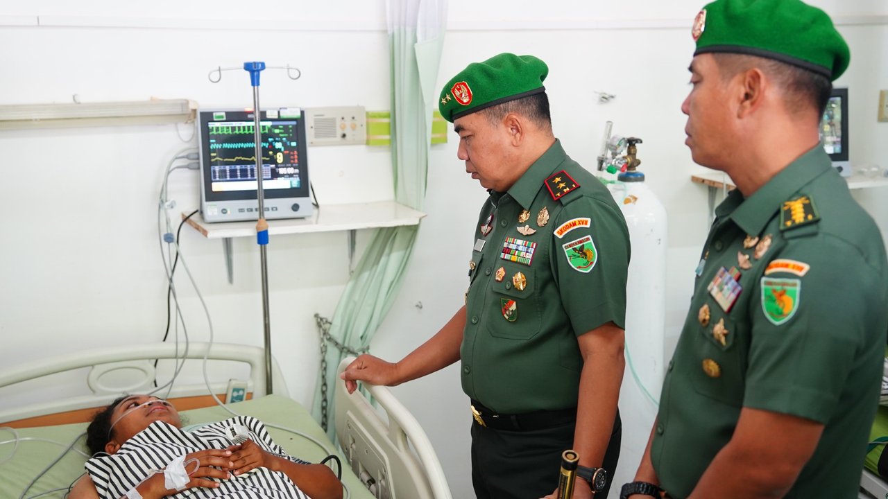 Korban Serangan KKB Dijenguk Pangdam Cenderawasih di RSMI, Begini Kondisinya