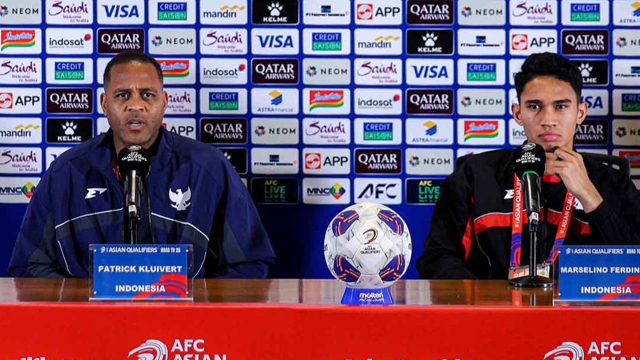 Pelatih Timnas Indonesia, Patrick Kluivert berbicara kepada awak media jelang laga melawan Bahrain di Jakarta,  Senin (24/3/2025).