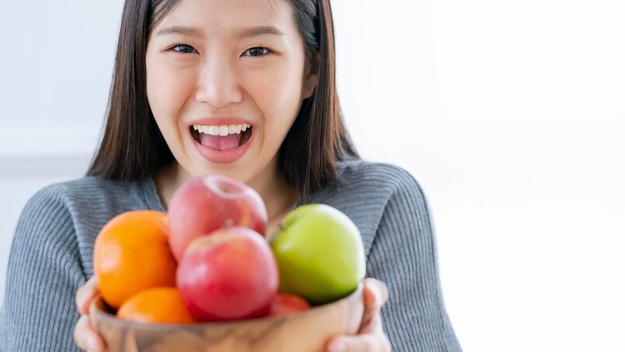 Ilustrasi Makan Buah