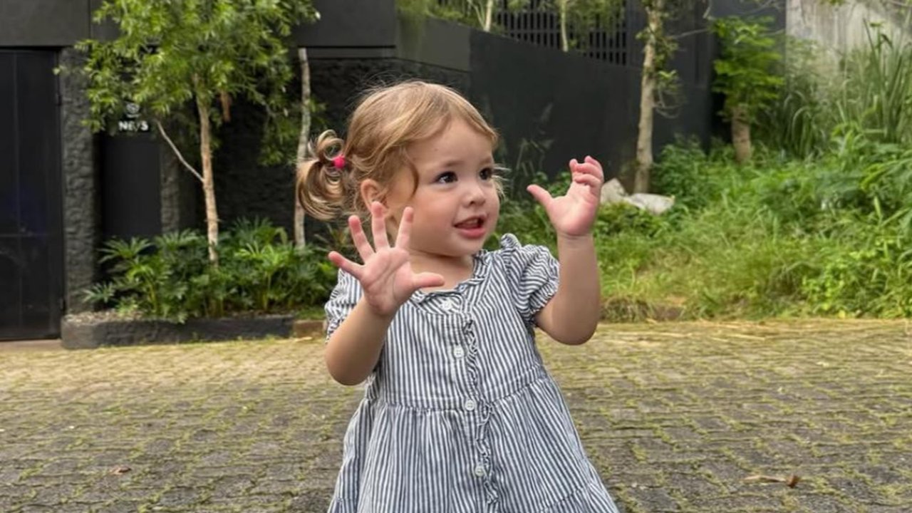 3 Potret Potret Imut Kamari, Anak Jennifer Coppen Tampil Menawan dengan Aura Noni-Noni Belanda