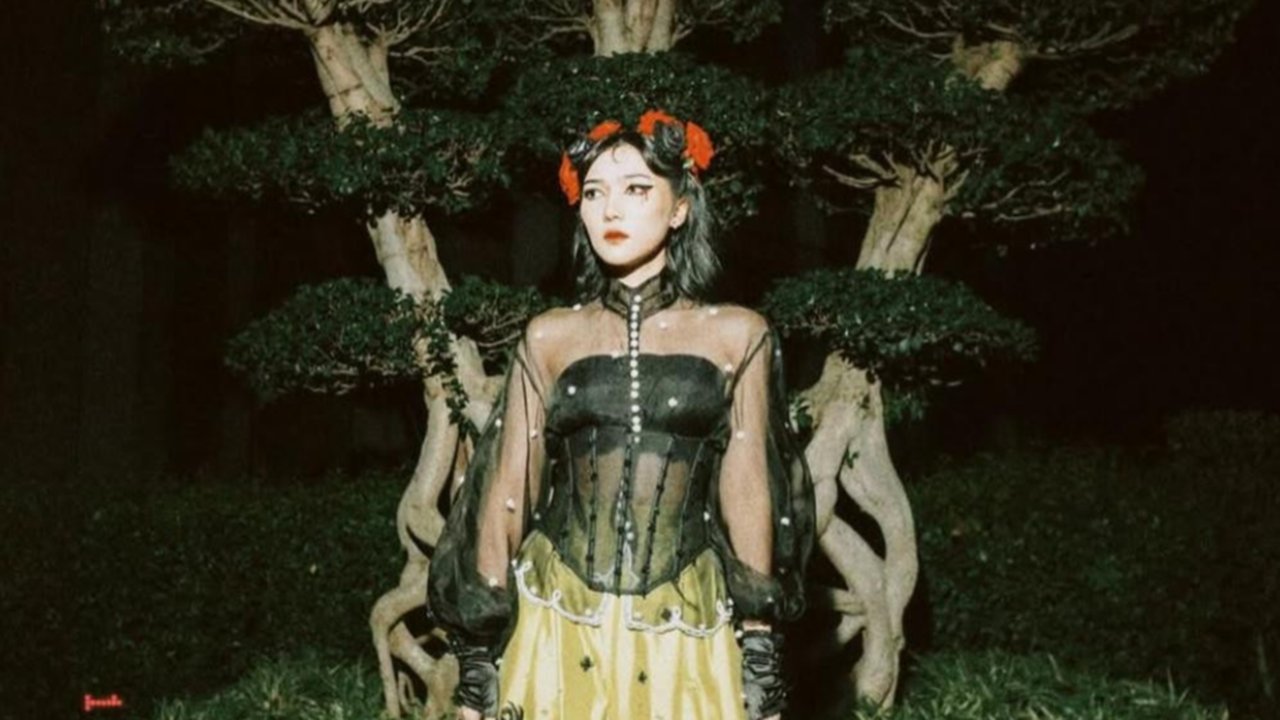 5 Potret Isyana Sarasvati Tampil Nyentrik dengan Gaya Gothic yang Elegan dan Memesona