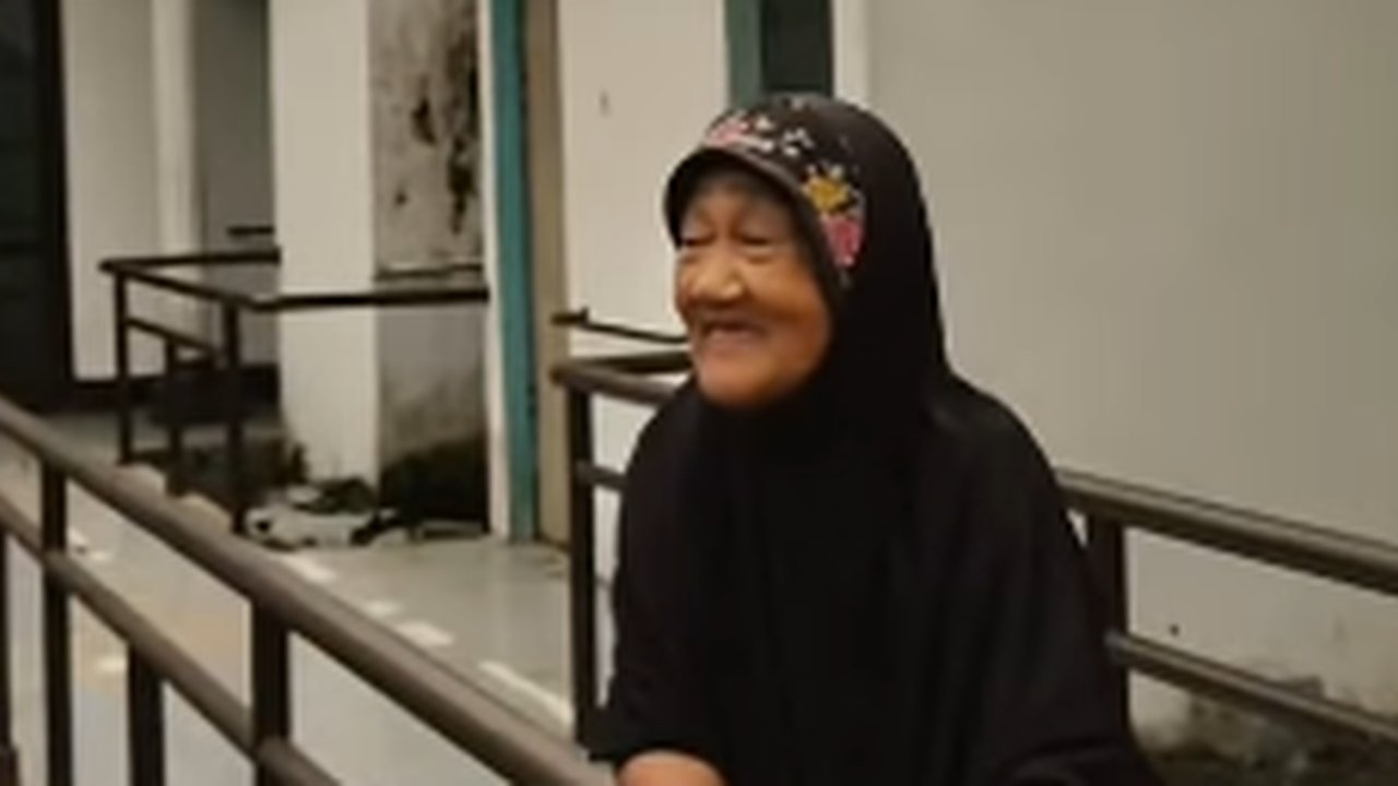 Sekolahkan 5 Anak Hingga Sukses, Wanita ini Bukan Dirawat Putra Putrinya