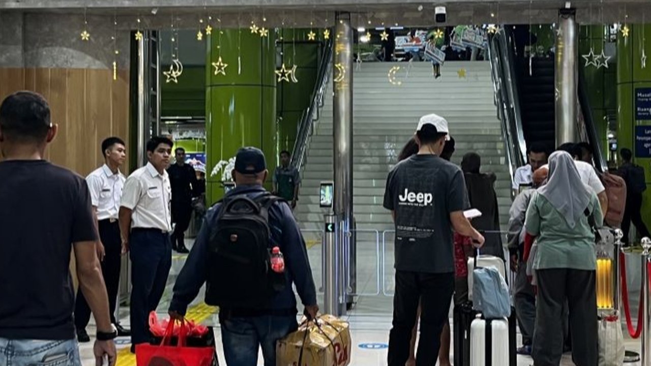 PT Kereta Api Indonesia (KAI) memprediksi puncak arus mudik Lebaran 2025 akan terjadi pada Jumat, 28 Maret, dipengaruhi kebijakan WFA dan libur bersama.