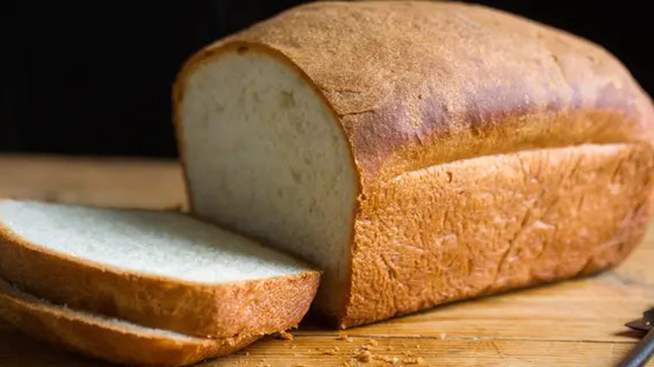 Jika Anda sering mengonsumsi roti tawar putih untuk sarapan, ada baiknya mulai membatasi, karena roti ini ternyata bahaya bagi kesehatan.