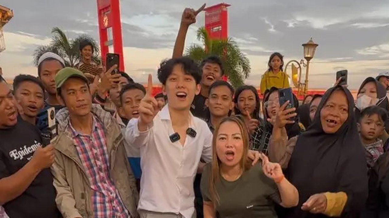 Aksi Willie Salim masak 200 kg daging rendang di Palembang bikin gempar. Baru ditinggal beberapa menit, 200 Kg rendang sapi itu ludes. Ia pun minta maaf. (Foto: Dok. Instagram @willie27_)