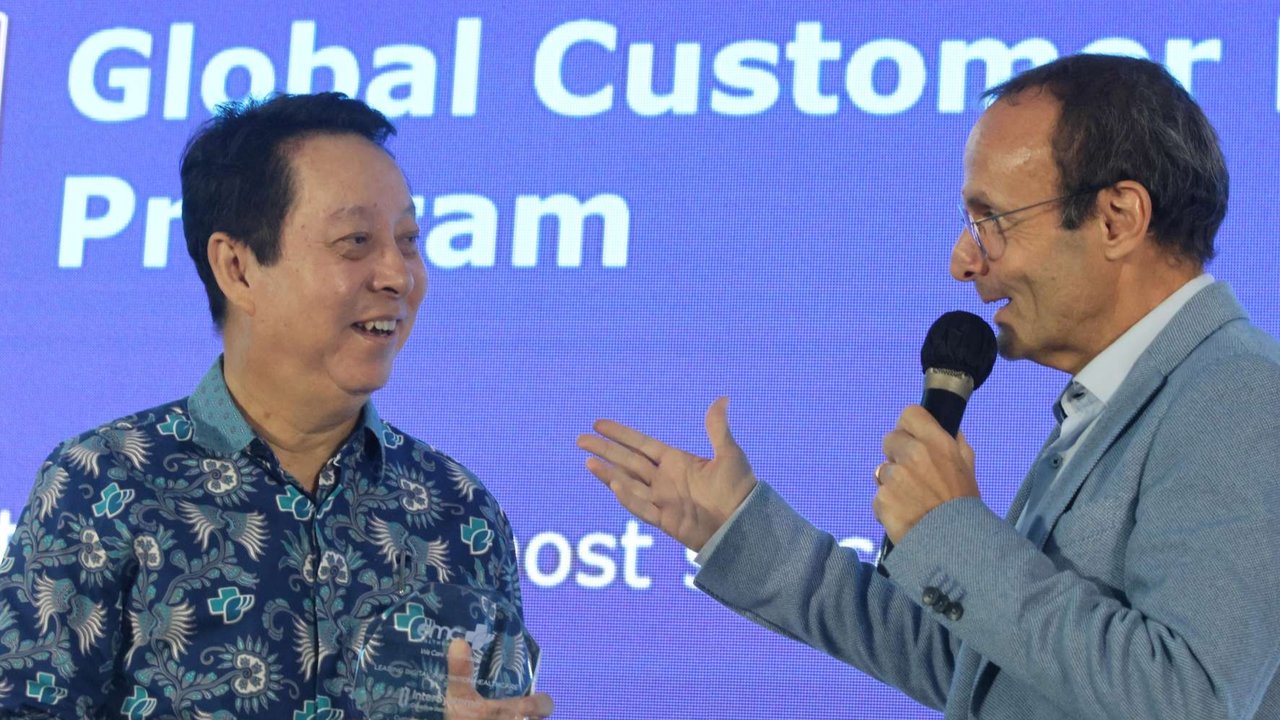 Regional Managing Director Asia Pacific InterSystems, Luciano Brustia memberikan keterangan terkait kolaborasi InterSystems dan EMC Healthcare dalam merevolusi layanan kesehatan dengan mengadopsi sistem Rekam Medis Elektronik (EHR) berbasis AI, InterSystems IntelliCare™, pada Selasa (25/3/2025).