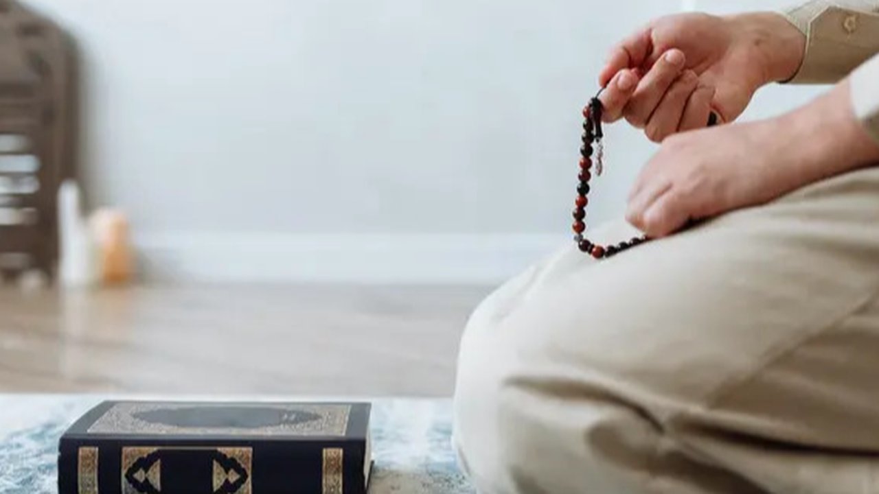 Ilustrasi tasbih, muslimah berzikir, berdoa. (Image by rawpixel.com on Freepik)