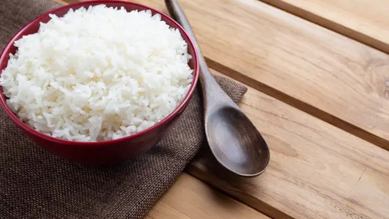 Nasi putih/copyright: unsplash/vitchakorn koonsyoying