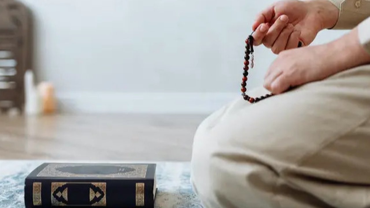 Ilustrasi tasbih, muslimah berzikir, berdoa. (Image by rawpixel.com on Freepik)