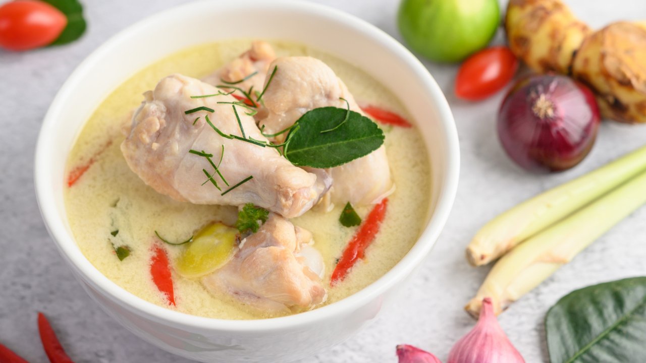 Resep opor ayam kuah putih yang enak untuk lebaran. (Dok: Cookpad @iWuLan_14044039)