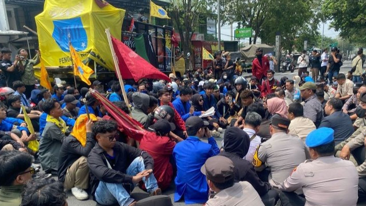 Aksi demonstrasi mahasiswa di DPRD Lumajang menolak UU TNI berujung pada dua mahasiswa terluka akibat dugaan kekerasan aparat keamanan, memicu tuntutan pencabutan UU dan investigasi.