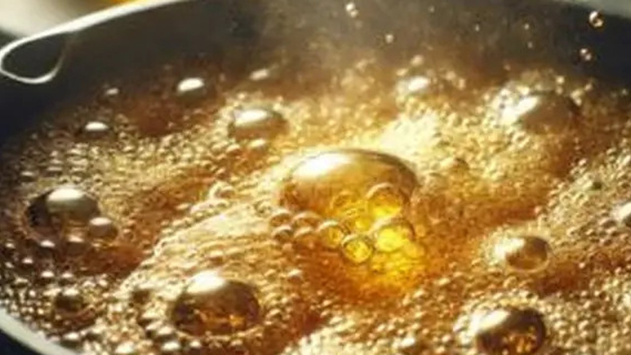 Tips cerdas membuang sisa minyak goreng yang ramah lingkungan. (Foto: Freepik/KamranAydinov)