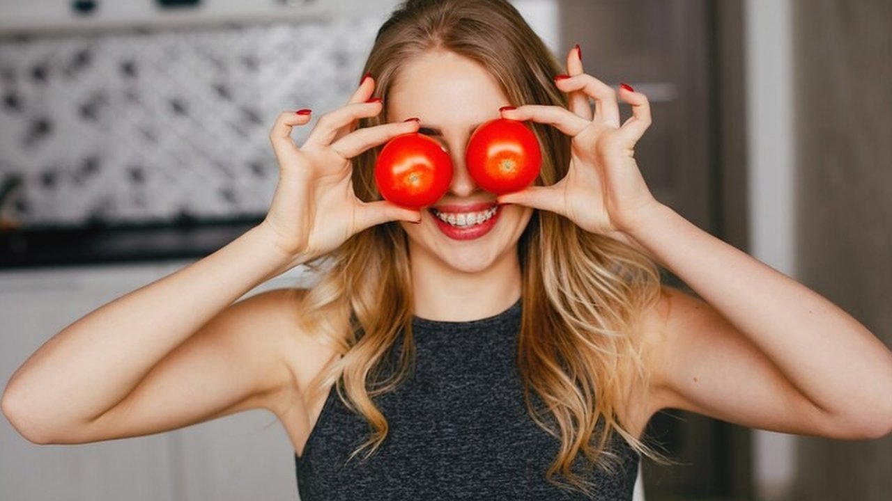 Ilustrasi Penggunaan Masker Tomat Credit: pexels.com/pixabay