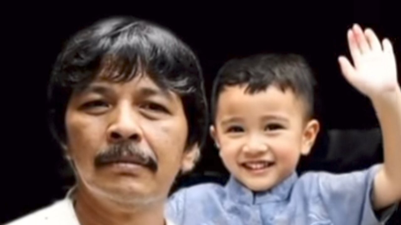 Momen Menyentuh Rayyanza & Rafathar Dipeluk Cium Alm Munawar Ahmad Ayah Raffi Ahmad, Video Editan Bikin Mewek