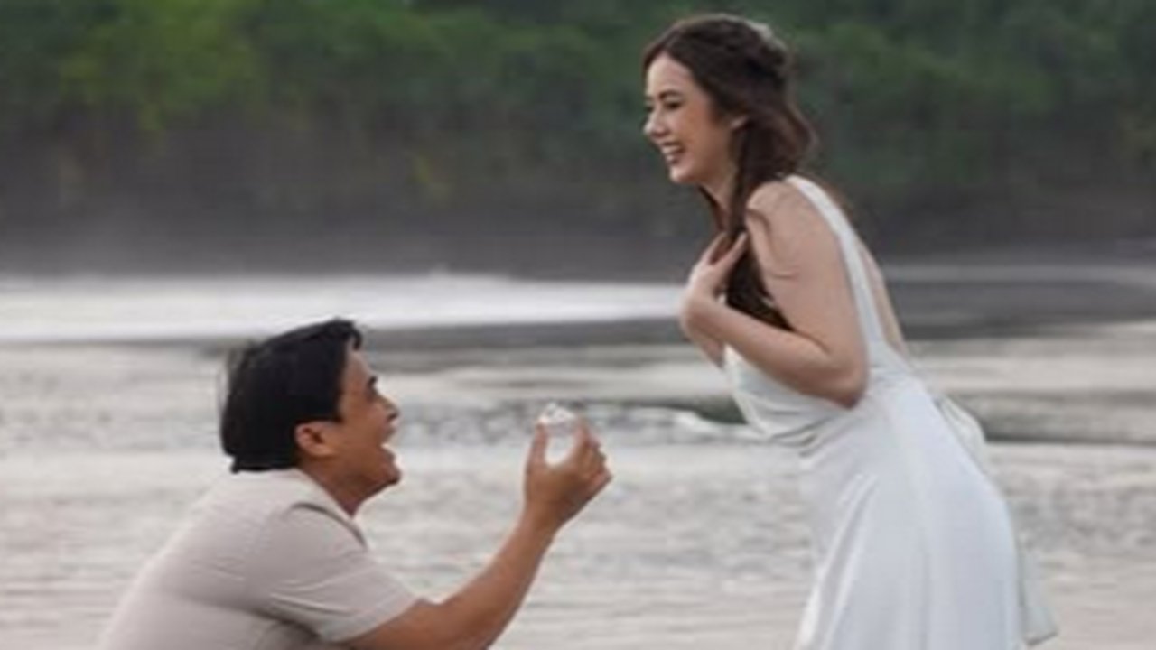 5 Potret Billy Syahputra Lamar Sang Pacar Vika Kolesnaya di Bali, Romantis Banget!