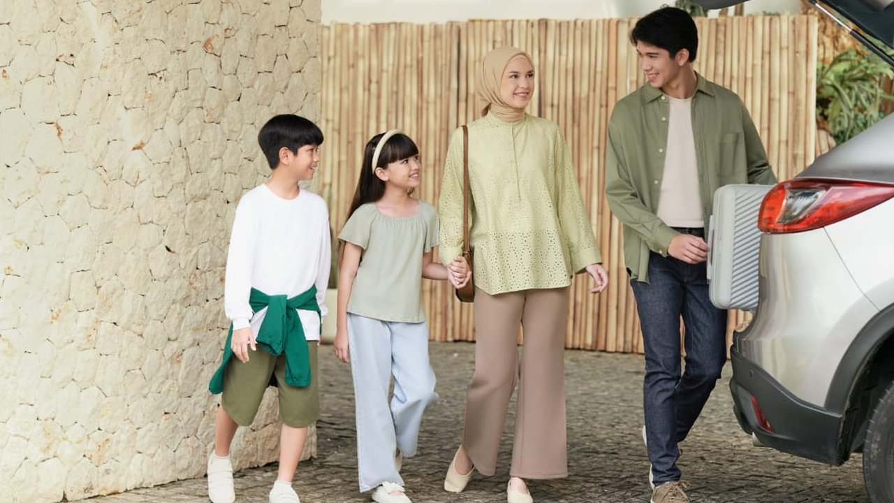 Perjalanan mudik ke kampung halaman yang nyaman dan tetap stylish bersama Uniqlo. (Sumber: Uniqlo Indonesia).