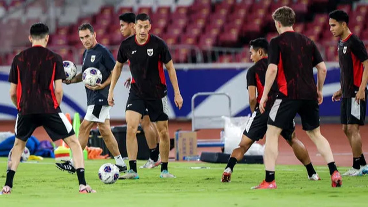 Pemain Timnas Indonesia, Pratama Arhan dan Calvin Verdonk, tampak ceria saat sesi latihan jelang lawan Bahrain di Stadion Madya, Jakarta, Minggu (23/3/2025). (Bola.com/M Iqbal Ichsan)