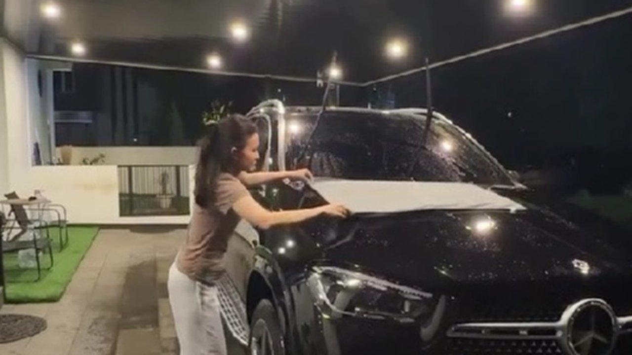 Potret Michelle Ziudith Nyuci Mobil Sendiri Malam-Malam, Bikin Netizen Salut dan Dipuji Artis Mandiri