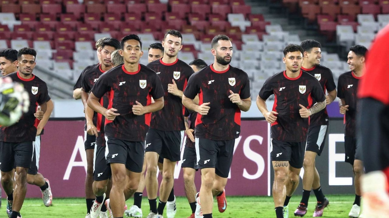 Sejumlah pemain Timnas Indonesia menjalani latihan resmi sebelum bertanding melawan Bahrain dalam laga lanjutan putaran ketiga Kualifikasi Piala Dunia FIFA 2026 zona Asia di Stadion Utama Gelora Bung Karno (SUGBK), Jakarta, pada Senin (24/3/2025).