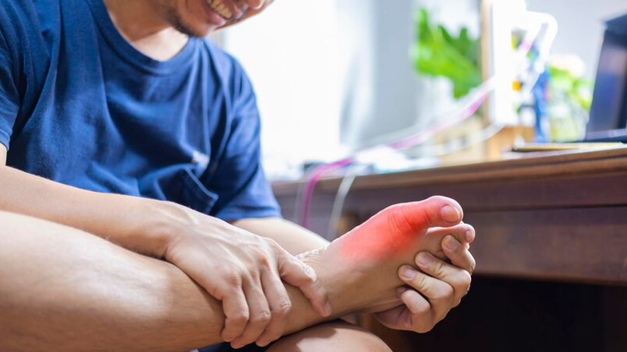 Waspadai gejala-gejala asam urat yang kapan saja bisa menyerang kamu tanpa bisa disadari. Untuk itu baca dan pahamilah 4 gejala ini agar terhindar dari serangan asam urat secara tiba-tiba. (Sumber: Freepik/feepikcontributorthailand).