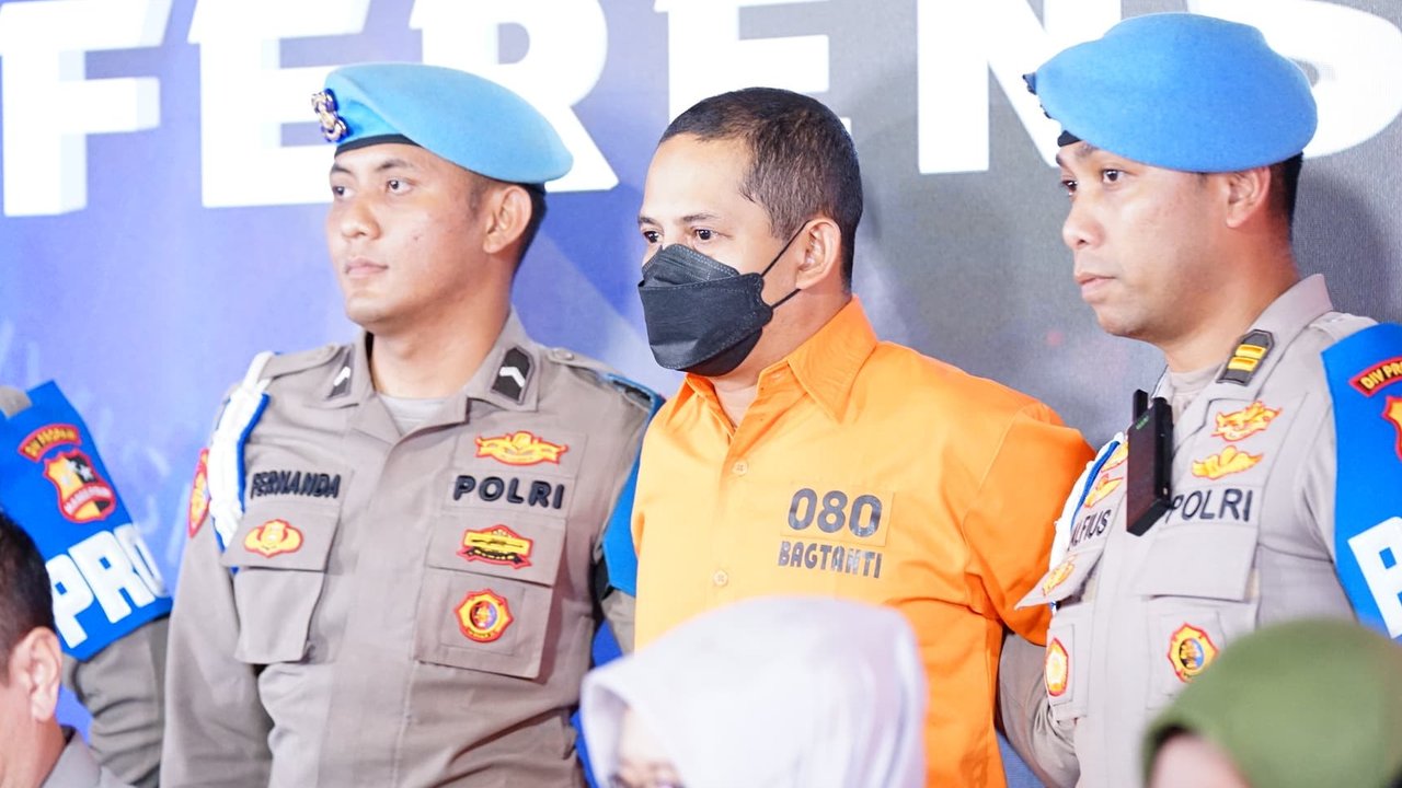 Mantan Kapolres Ngada AKBP Fajar Tersangka Kasus Pencabulan dan Narkoba