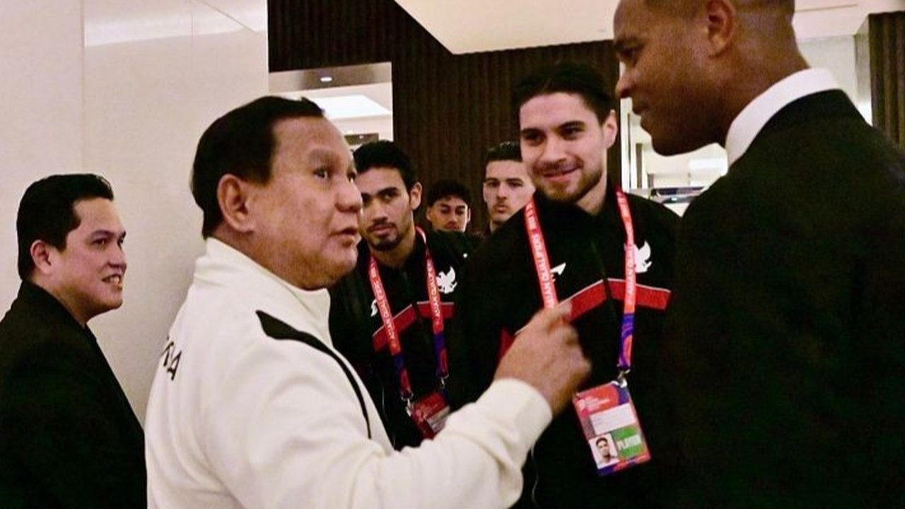 Presiden Prabowo Subianto memberikan semangat dan motivasi kepada Timnas Indonesia sebelum pertandingan krusial melawan Bahrain dalam Kualifikasi Piala Dunia 2026, berharap kemenangan untuk menjaga asa lolos ke putaran final.
