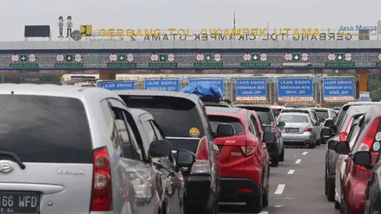Sejumlah kendaraan pemudik terjebak kemacetan ketika hendak memasuki Gerbang Tol Cikampek Utama, Jawa Barat, Sabtu (30/4/2022). Pada H-2 Lebaran ini, sejumlah rekayasa lalu lintas masih di