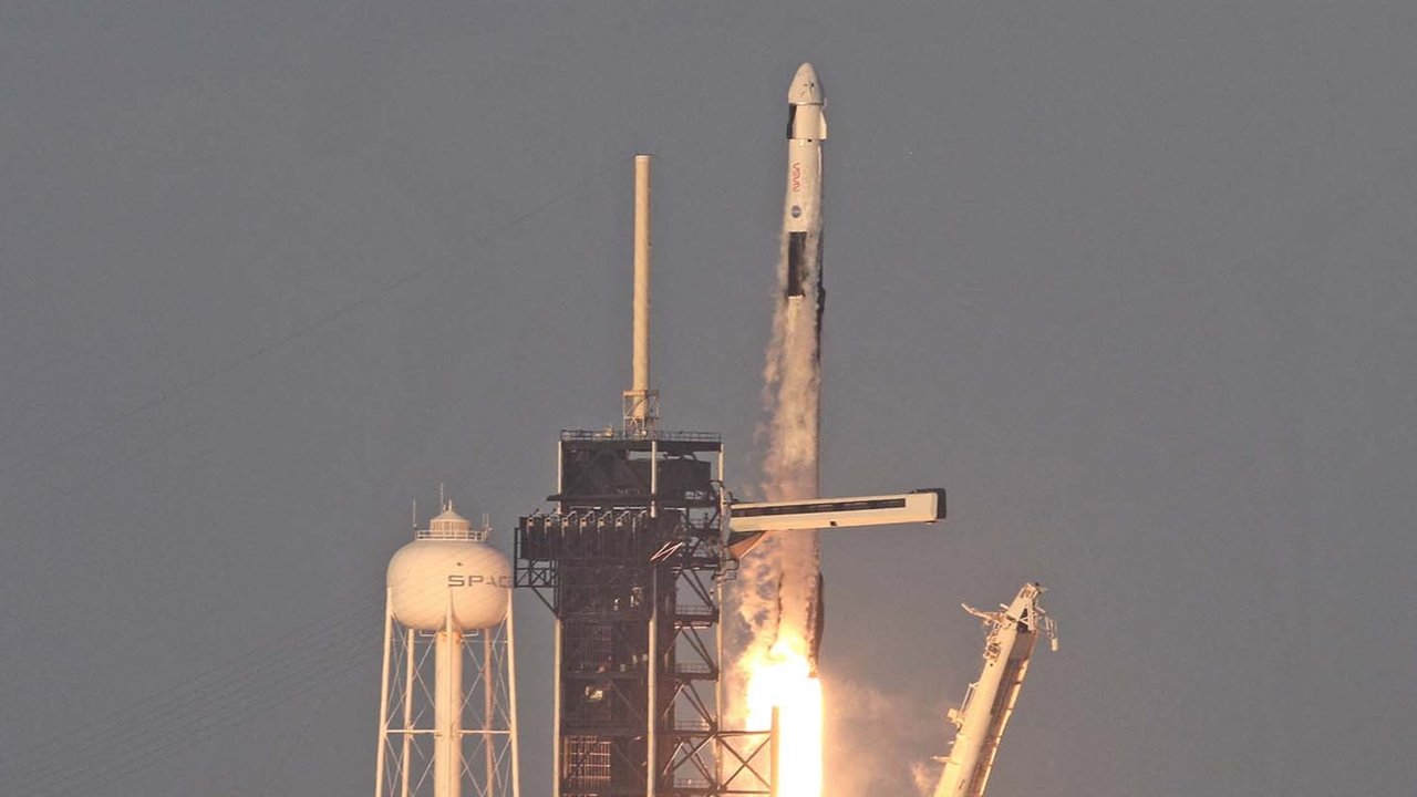Roket SpaceX Falcon 9 dengan kapsul Crew Dragon Endurance yang membawa misi Crew-10 lepas landas di Kennedy Space Center NASA di Florida, AS (14/03/2025).