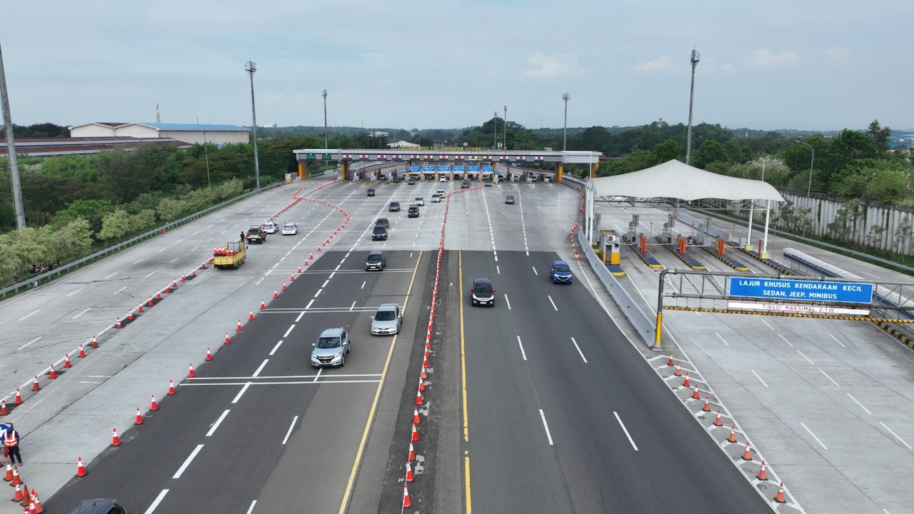 Rekayasa lalu lintas one way diberlakukan pada KM 188 Gerbang Tol (GT) Palimanan Jalan Tol Cipali hingga KM 72 Cikampek sejak pukul 14.30 WIB atas diskresi Kepolisian. Penerapan one way ini berkaca data volume lalu lintas kendaraan yang kembali meningkat dari arah Timur menuju ke arah Jakarta, pantauan visual CCTV dan laporan petugas Kepolisian di lapangan, serta prediksi peningkatan lalu lintas yang masih akan berlanjut pada periode kedua arus balik Hari Raya Idul Fitri 1444 H. (Dok. Jasa Marga)