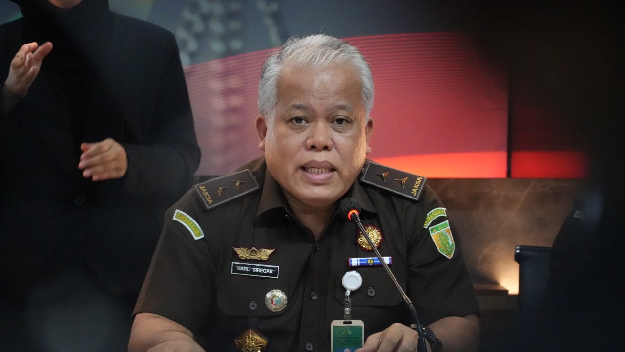 Kepala Pusat Penerangan Hukum (Kapuspenkum) Kejaksaan Agung Harli Siregar dalam Konferensi Pers Penyitaan Uang dalam Perkara Tindak Pidana Korupsi dalam Kegiatan Importasi Gula di Kementerian Perdagangan Tahun 2015 s.d. 2016.