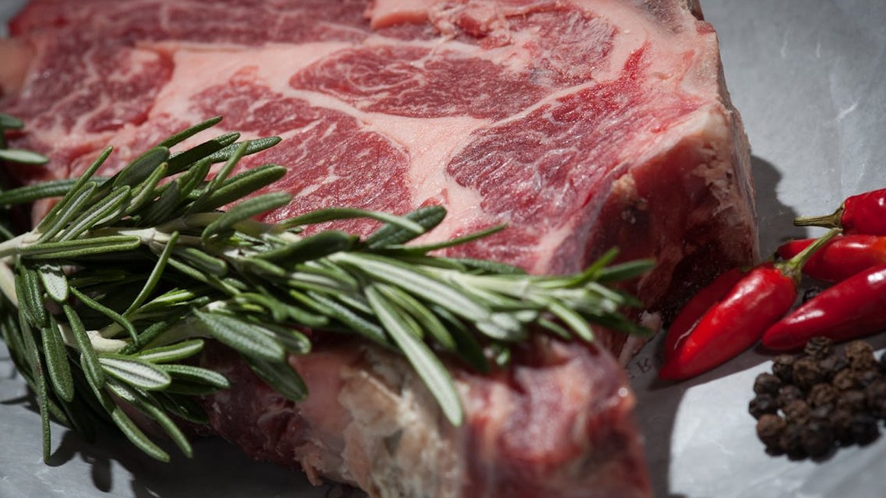 Ilustrasi Mengonsumsi Daging