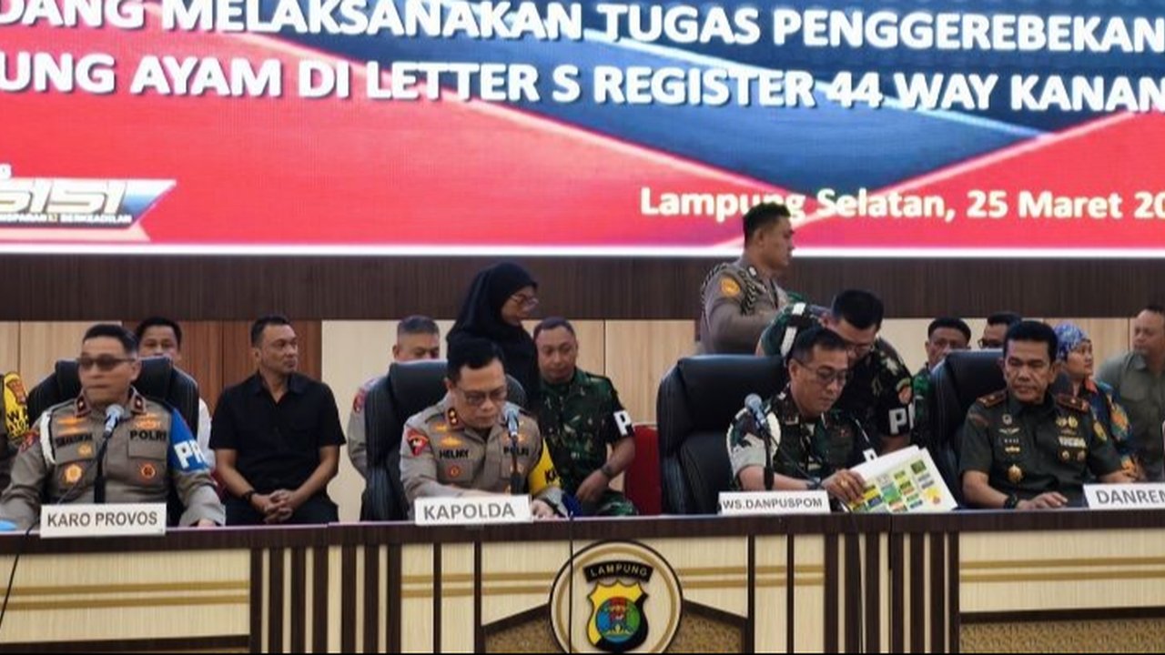 Satu anggota polisi dari Polda Sumsel ditetapkan sebagai tersangka kasus perjudian sabung ayam dan penembakan di Way Kanan, Lampung,  sedangkan anggota Polres Lampung Tengah menjadi saksi.