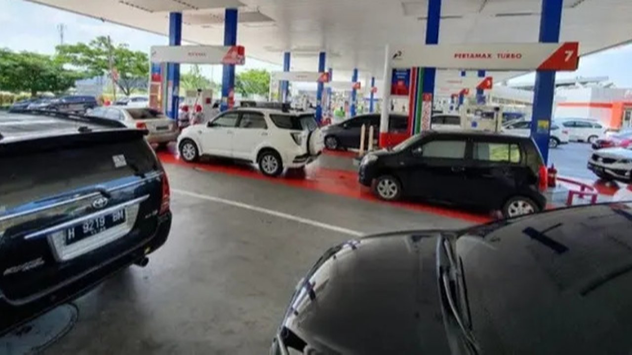 Petugas melakukan pengisian bahan bakar pertalite di SPBU Pertamina Abdul Muis, Jakarta, Kamis (30/6/2022). PT Pertamina (Persero) melalui anak usahanya, PT Pertamina Patra Niaga, akan mel