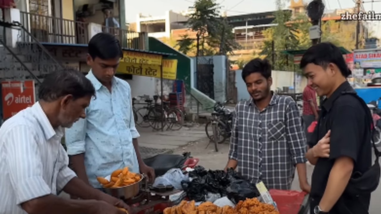 Unik Banget, Beli Gorengan Untuk Takjil di India Sistemnya Pakai Timbangan