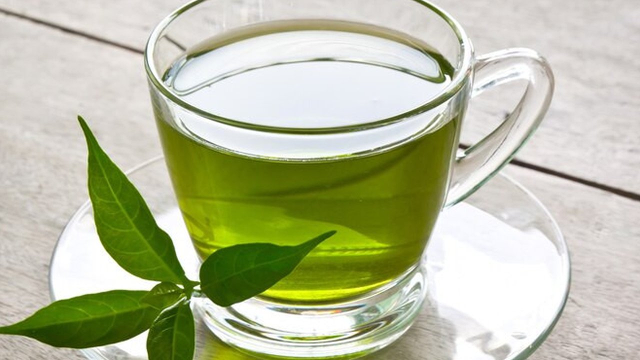 Suka minum teh hijau di rumah? Yuk, intip manfaatnya.  (Sumber: Freepik/zirconicusso).