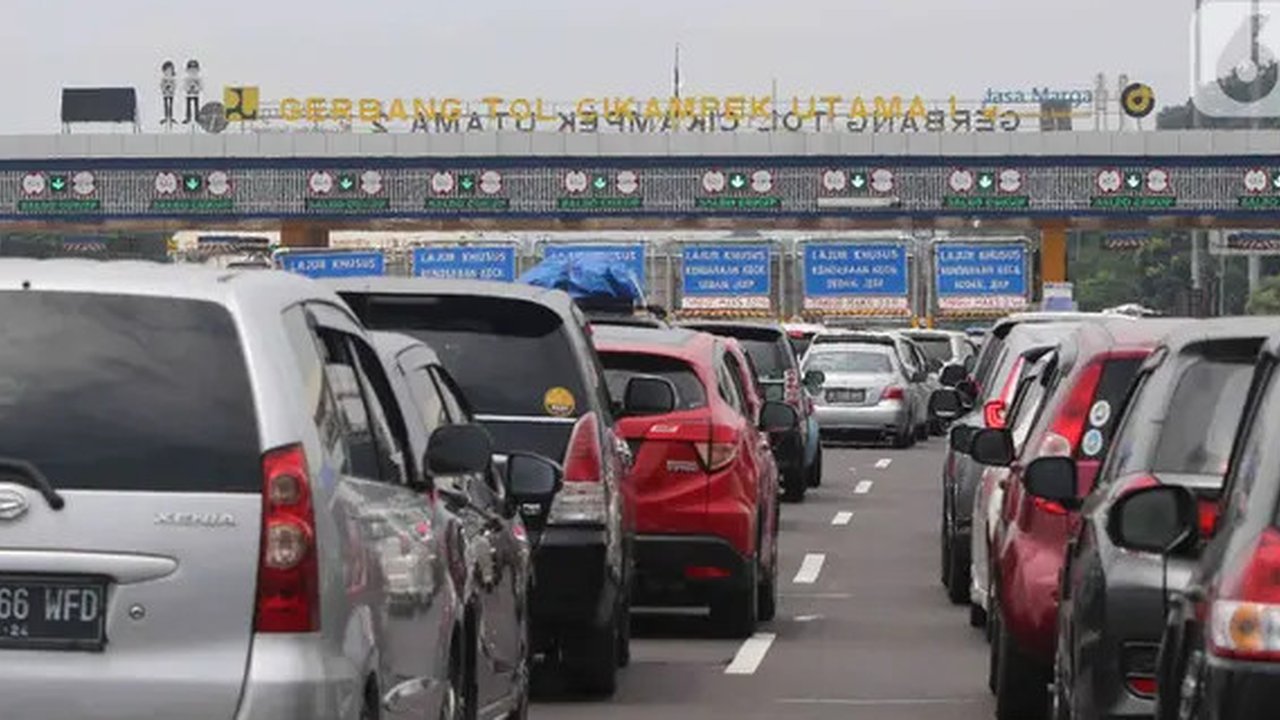 Jumlah pemudik di Terminal Kampung Rambutan meningkat drastis di H-6 Lebaran 2025, mencapai 1.392 penumpang, didominasi tujuan Sumatera, terutama Sumatera Barat, dengan antisipasi keamanan dan pencegahan pungli.